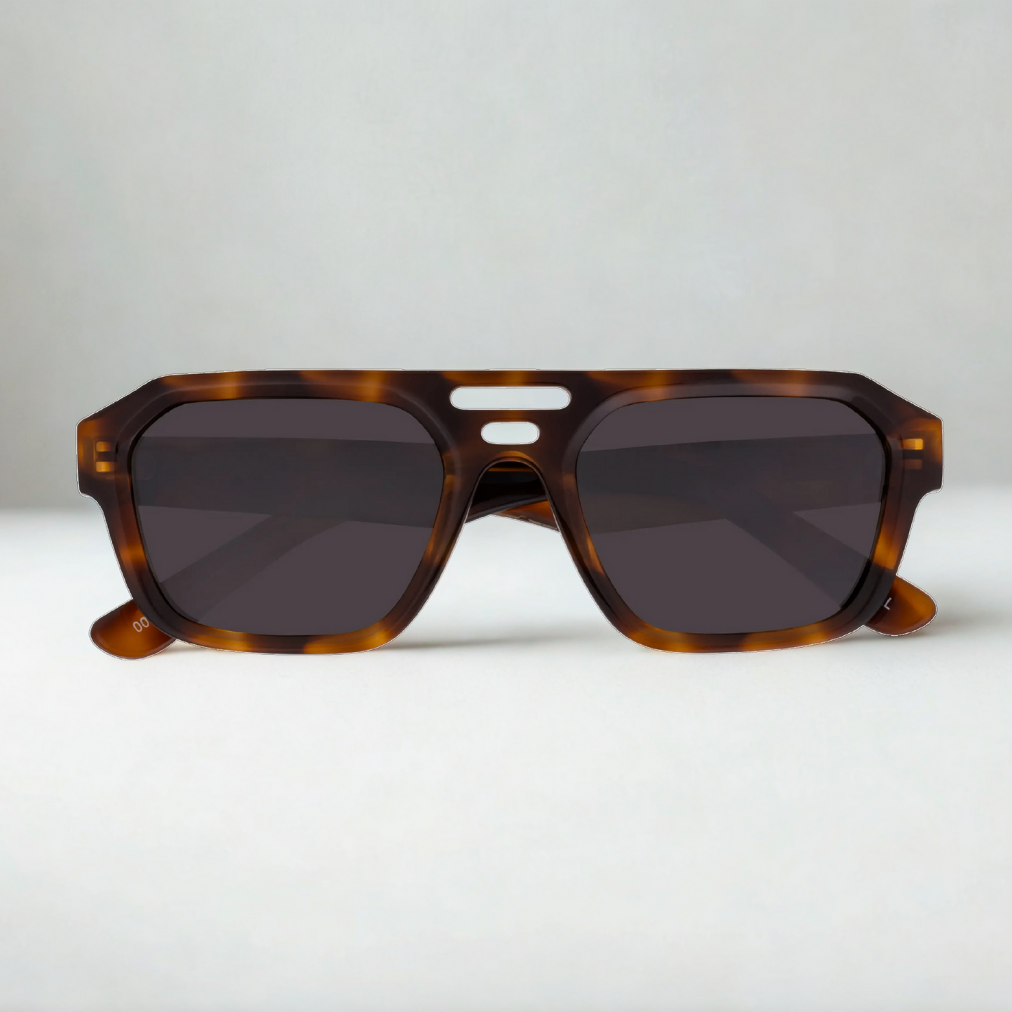Gafas OPAL OWLET estilo carey con diseño angular moderno y lentes polarizadas categoría 3 UV, disponibles en Óptica Palmanova, Calvià