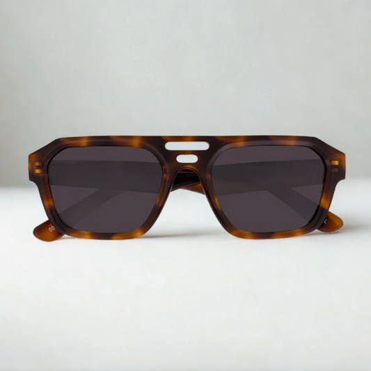 Gafas OPAL OWLET estilo carey con diseño angular moderno y lentes polarizadas categoría 3 UV, disponibles en Óptica Palmanova, Calvià