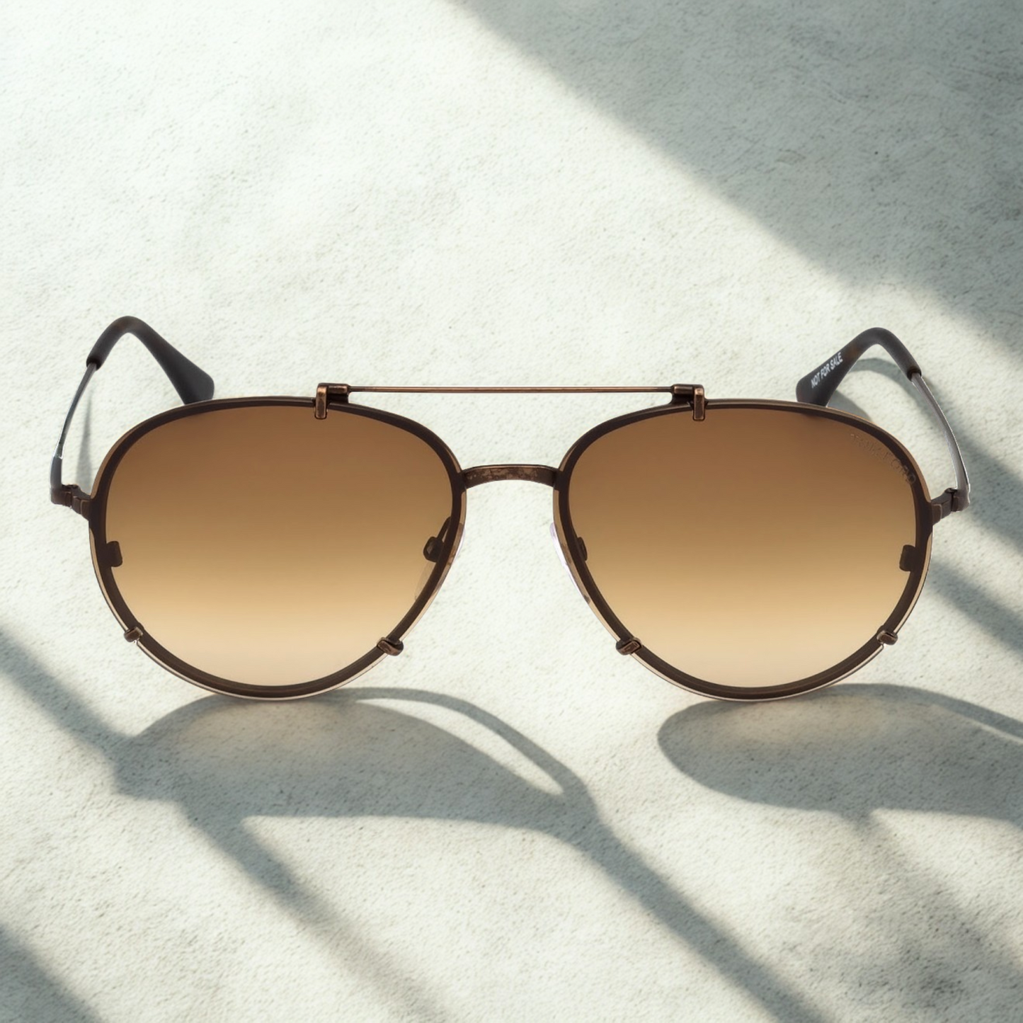 Gafas Tom Ford FT0527 Dickon C59 49J de frente con patas abiertas y fondo , diseño unisex con doble puente en metal mate dark brown, disponibles en Óptica Palmanova, Calvià