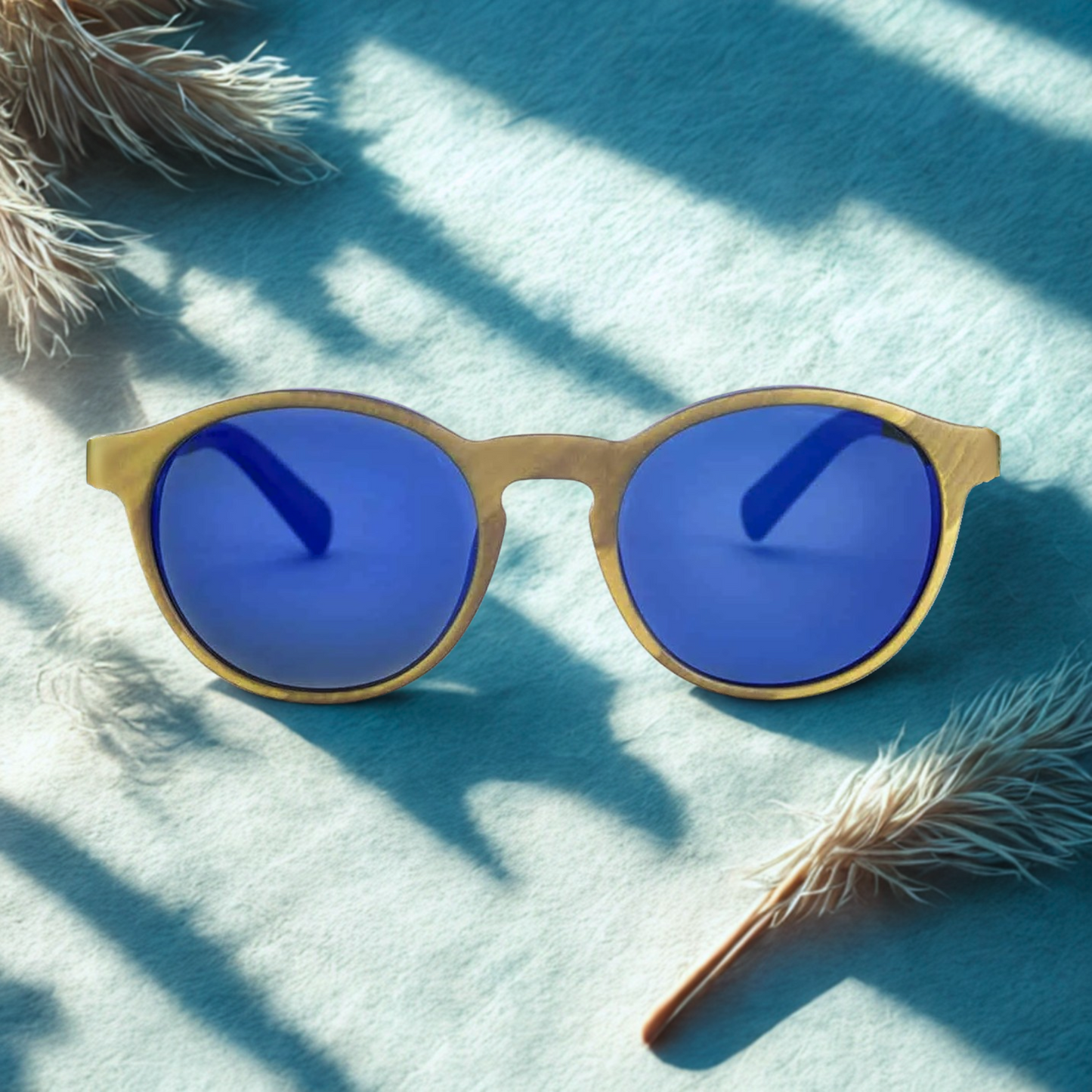 Gafas de sol Etnia Barcelona International Klein Blue edición limitada con montura redonda marfil y azul Klein, lentes minerales espejo azul en Óptica Palmanova, Calvià