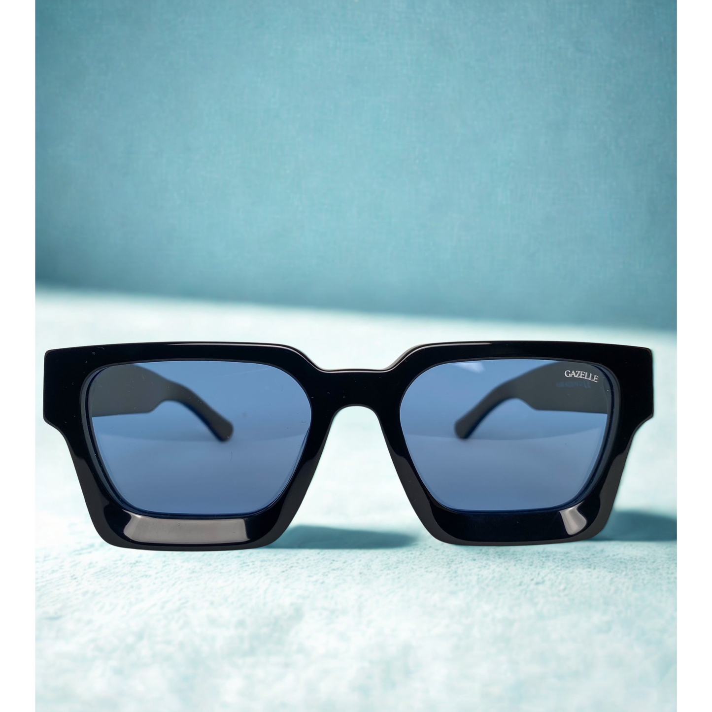 Gafas de sol Gazelle BeneTTII con fondo negras con lentes azules, diseño unisex alternativo y moderno en Calvià