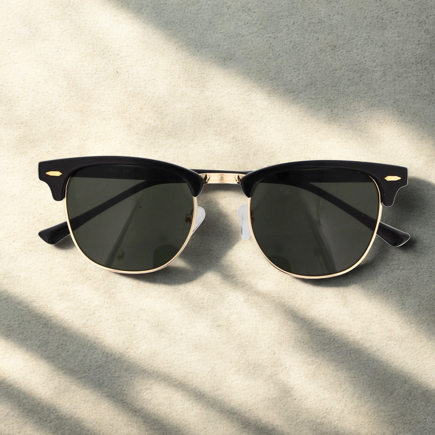 Gafas de sol estilo Clubmaster con montura browline de acetato negro y parte inferior metálica, lentes categoría 3 UV en Óptica Palmanova, Calvià