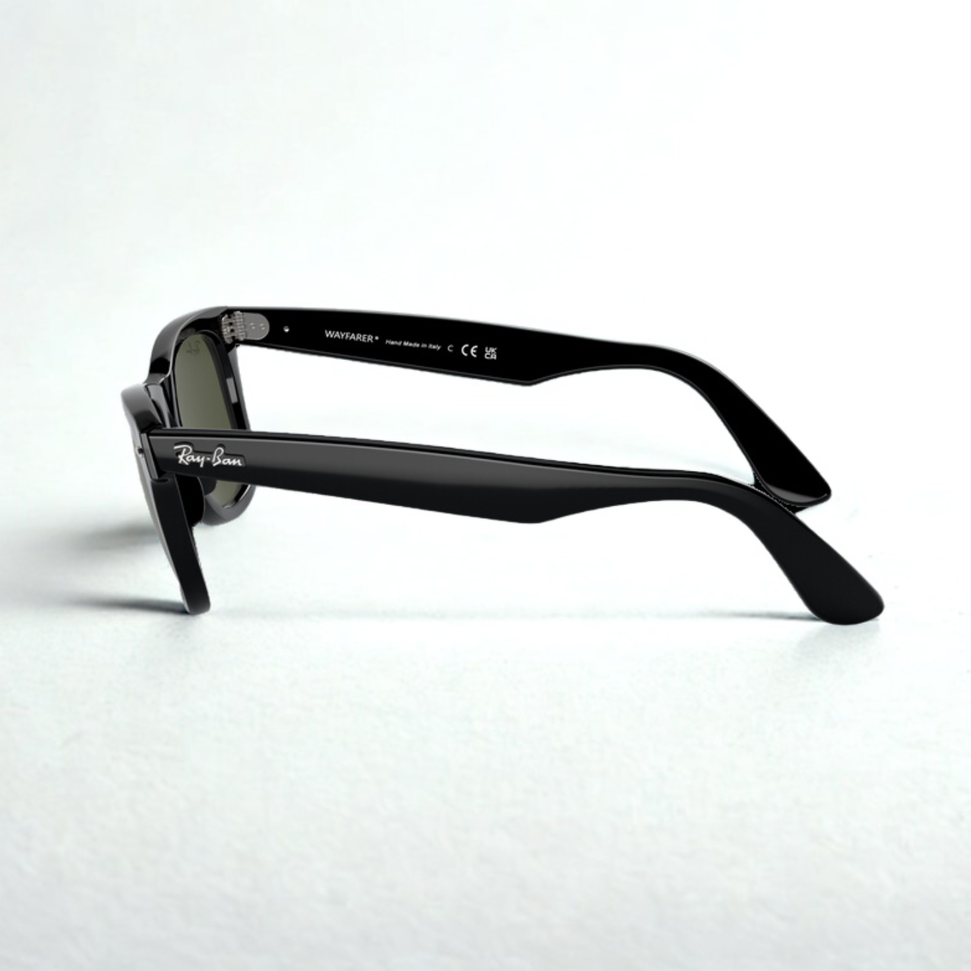 Perfil completamente lateral de gafas Ray-Ban RB2140 Wayfarer con montura de acetato negro y lentes verde G-15