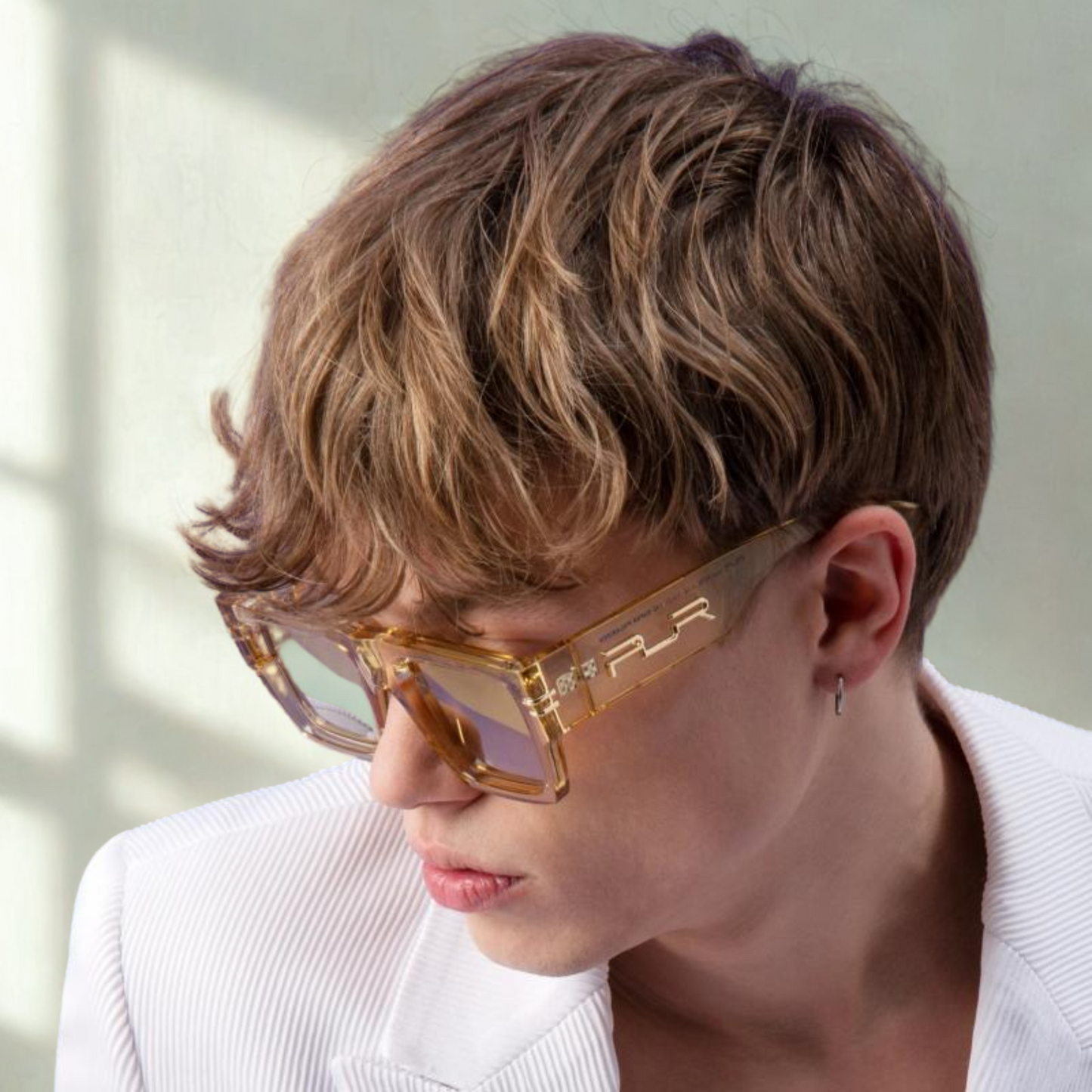 Persona usando gafas de sol Polar PLR REBL/16 amarillo transparente, lentes polarizadas y diseño urbano unisex