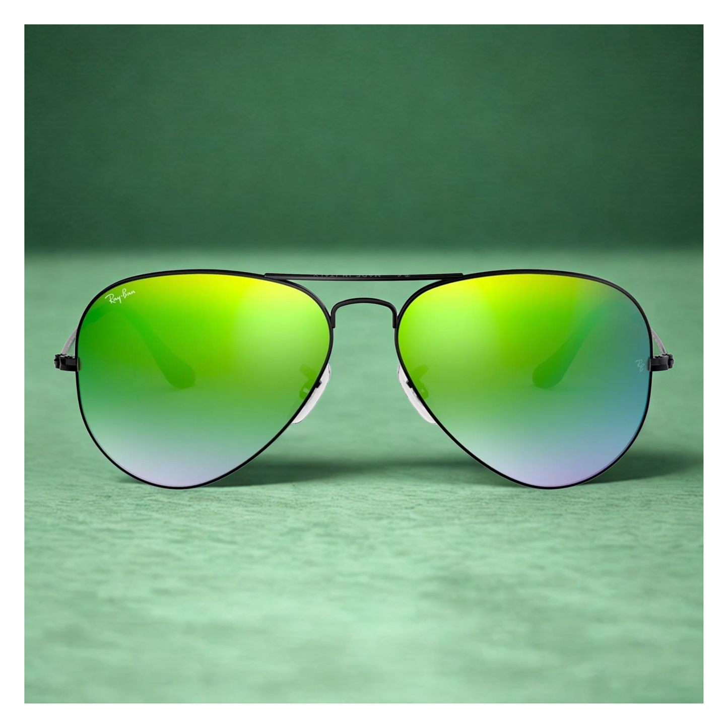 Ray-Ban RB3025 002/4J Aviator Large Metal con montura negra y lentes verde espejo degradado con fondo , diseño clásico aviador en Óptica Palmanova, Calvià