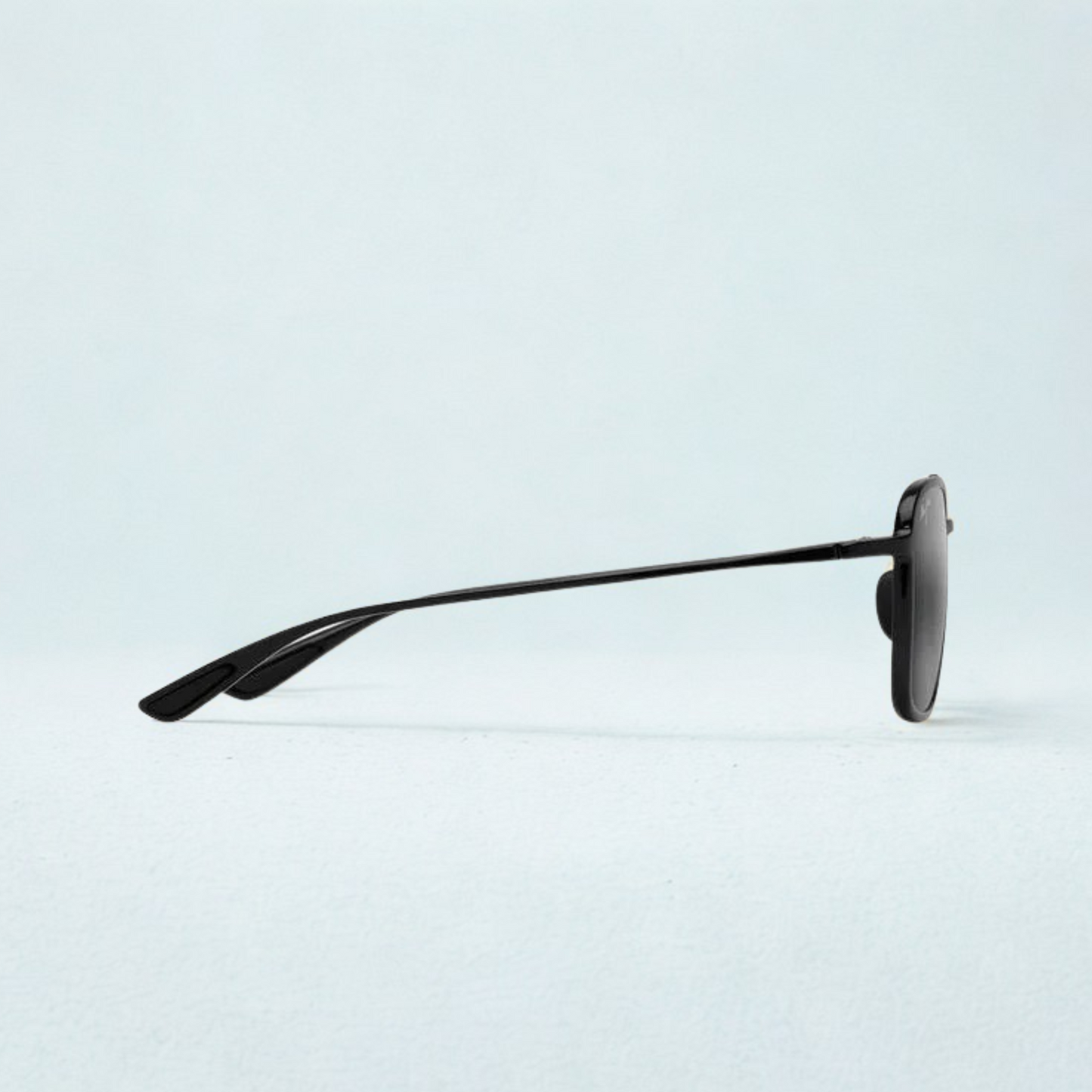 Vista completamente lateral de las gafas Maui Jim Keokea con fondo con montura de nailon ultraligero, lentes polarizadas grises o cálidas, estilo clásico-moderno, óptica en Calvià, Mallorca