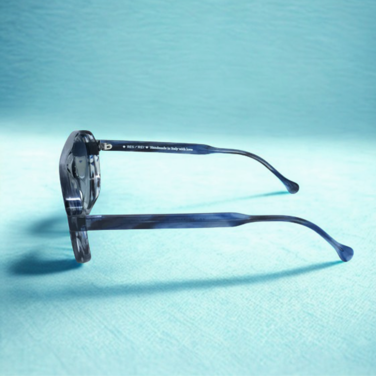 Vista lateral completa de gafas Res/Rei Priamo 229 de acetato premium Mazzucchelli, fabricación artesanal en las Dolomitas italianas