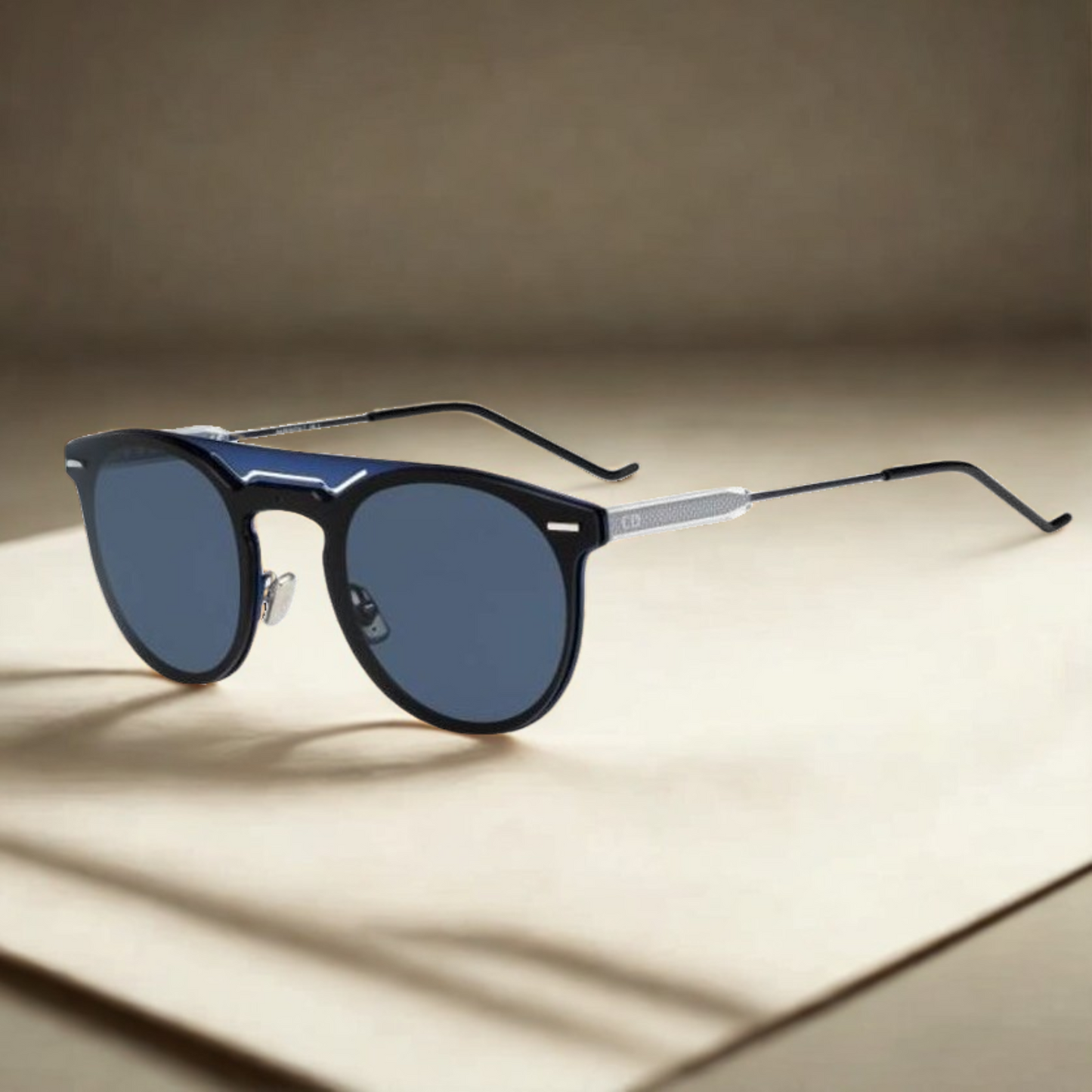 Vista lateral con fondo de gafas Dior Homme Dior0211S azul con varillas metálicas y estructura ligera, estilo sofisticado en Calvià