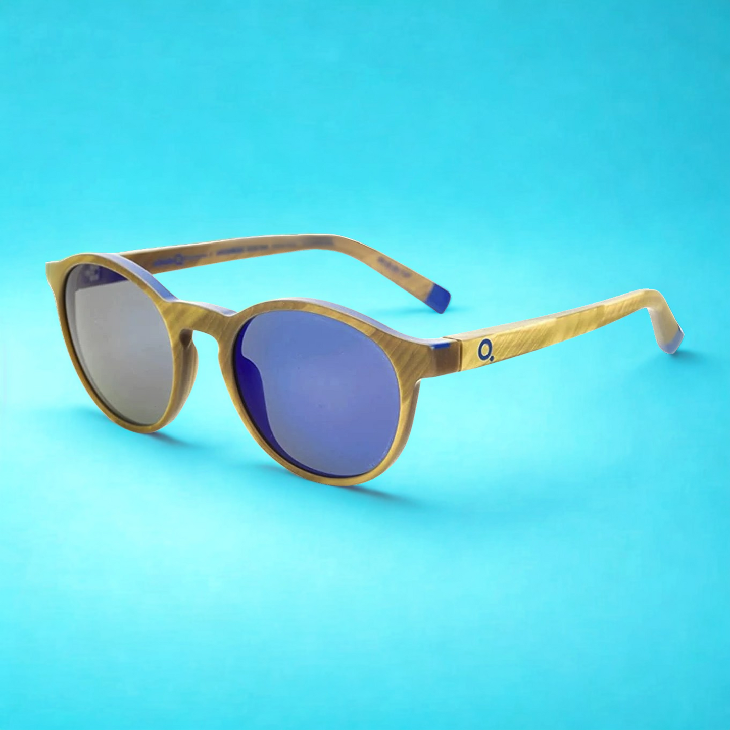 Vista lateral de gafas Etnia Barcelona International Klein Blue con fondo con varillas bicolor marfil y azul, diseño artístico y sostenible en Calvià