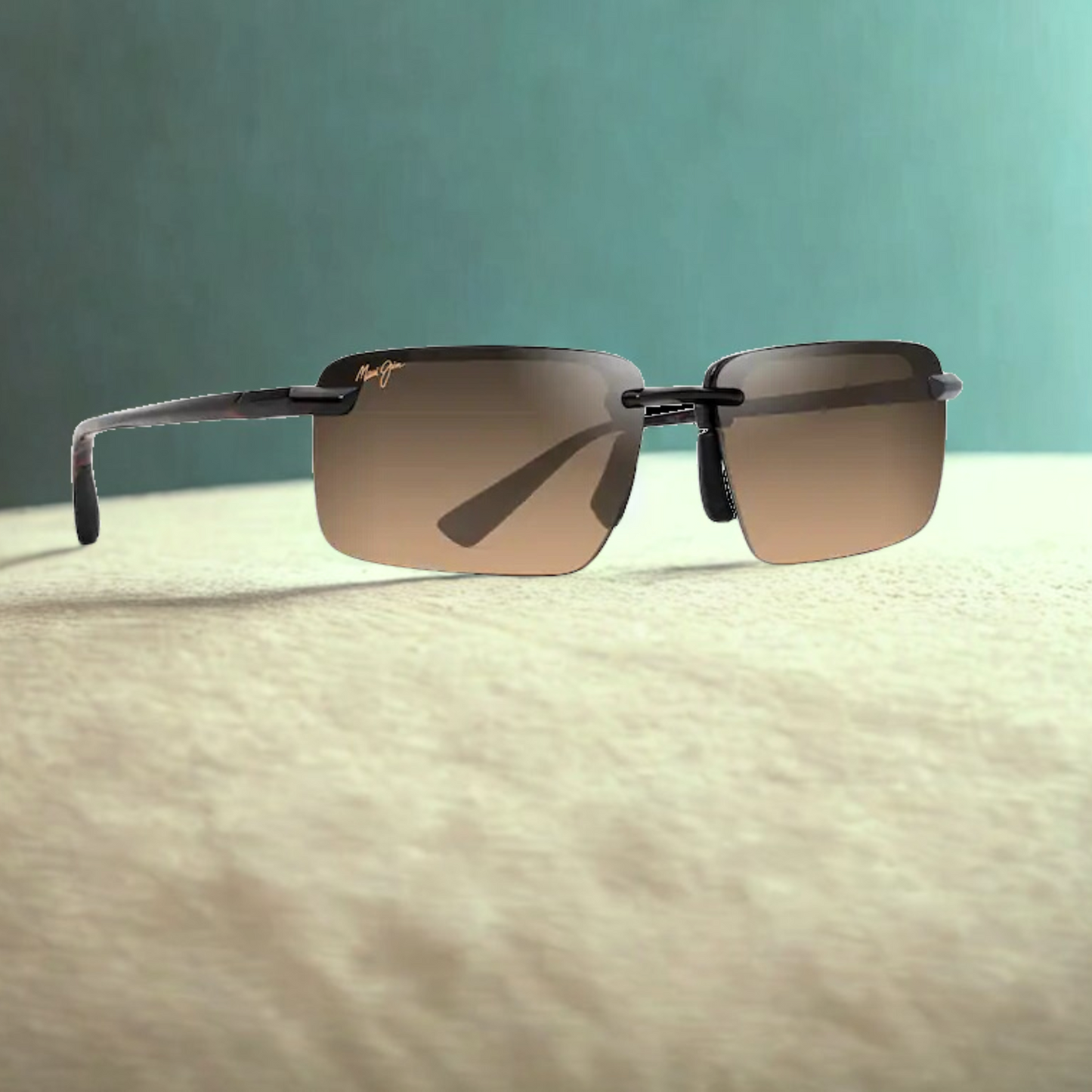 Vista lateral de las gafas Maui Jim Laulima con montura havana y varillas esculpidas con fondo , lentes polarizadas con protección UV, estilo semi-deportivo, en Calvià, Mallorca