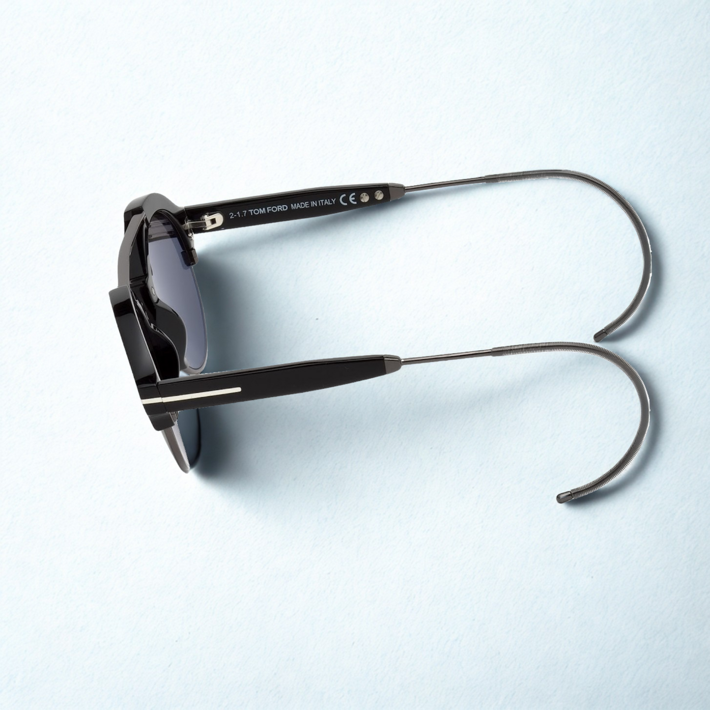 Vista lateral de las gafas Tom Ford Farrah-02 FT0631 C49 01A con varillas tipo cable y estructura de acetato elegante, estilo retro, óptica en Calvià, Mallorca