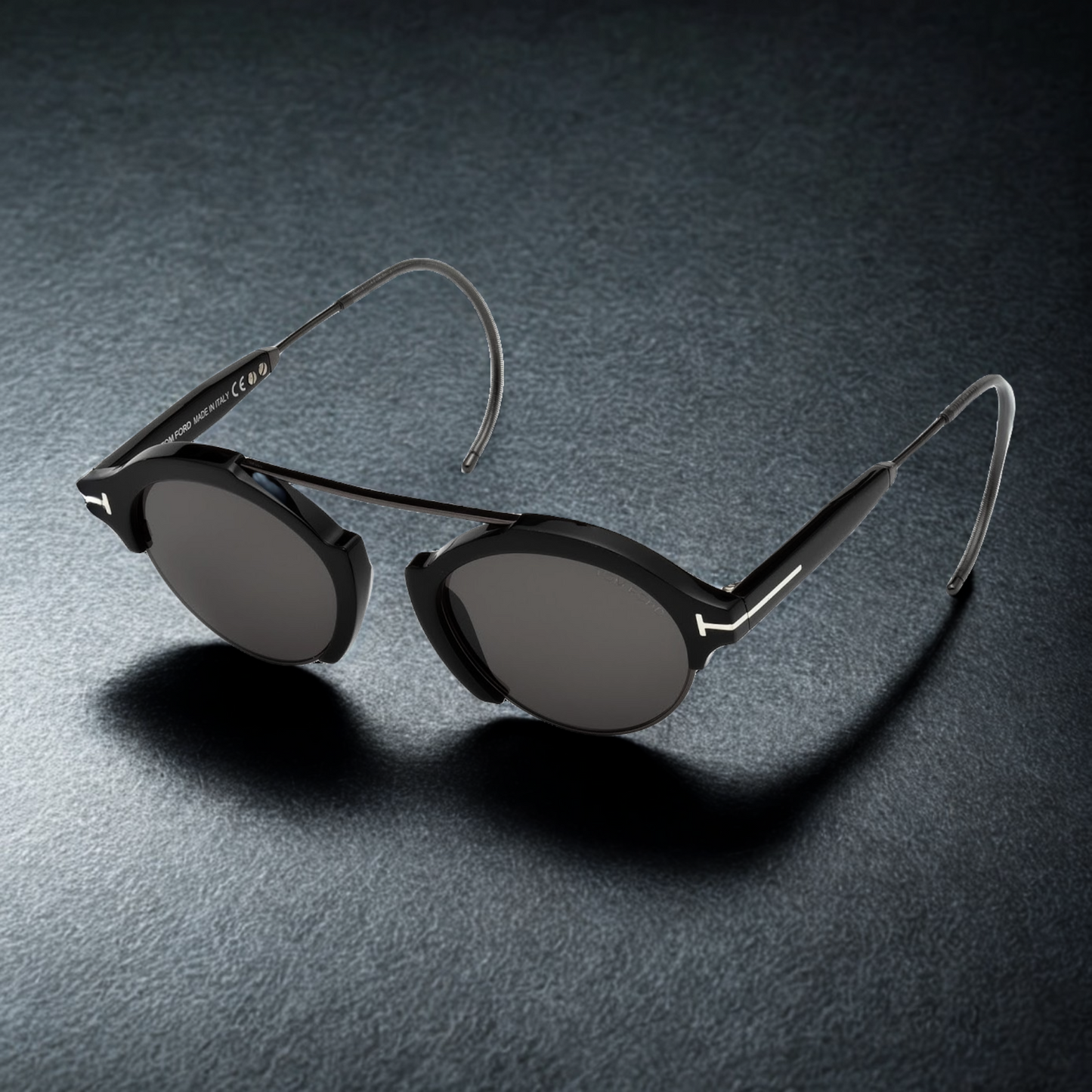 Vista lateral de las gafas Tom Ford Farrah-02 FT0631 C49 01A con fondo con varillas tipo cable y estructura de acetato elegante, estilo retro, óptica en Calvià, Mallorca