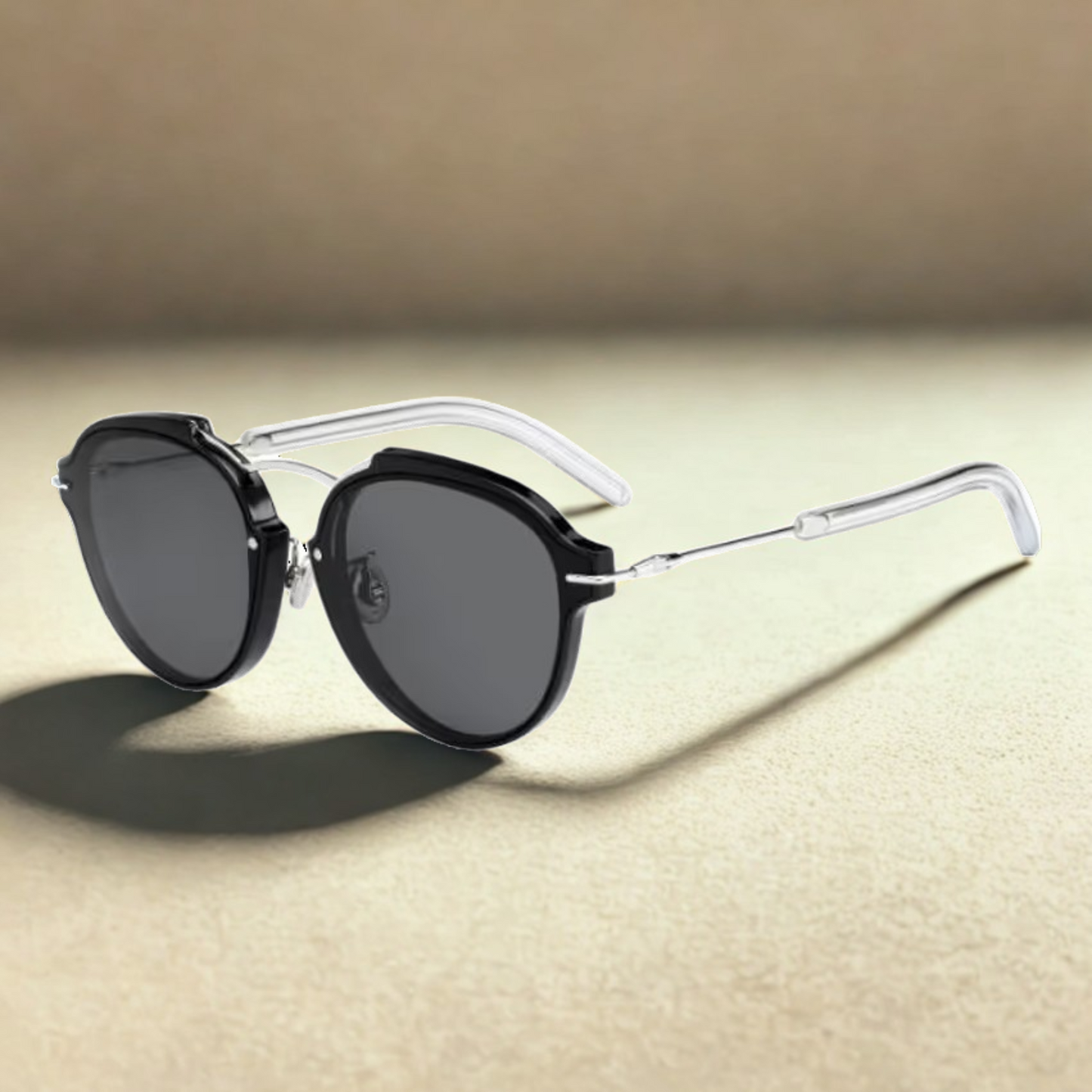 Vista lateral de las gafas con fondo Dior Dioreclat RMG/P9 con puente elevado y varillas transparentes, diseño elegante y moderno, óptica en Calvià