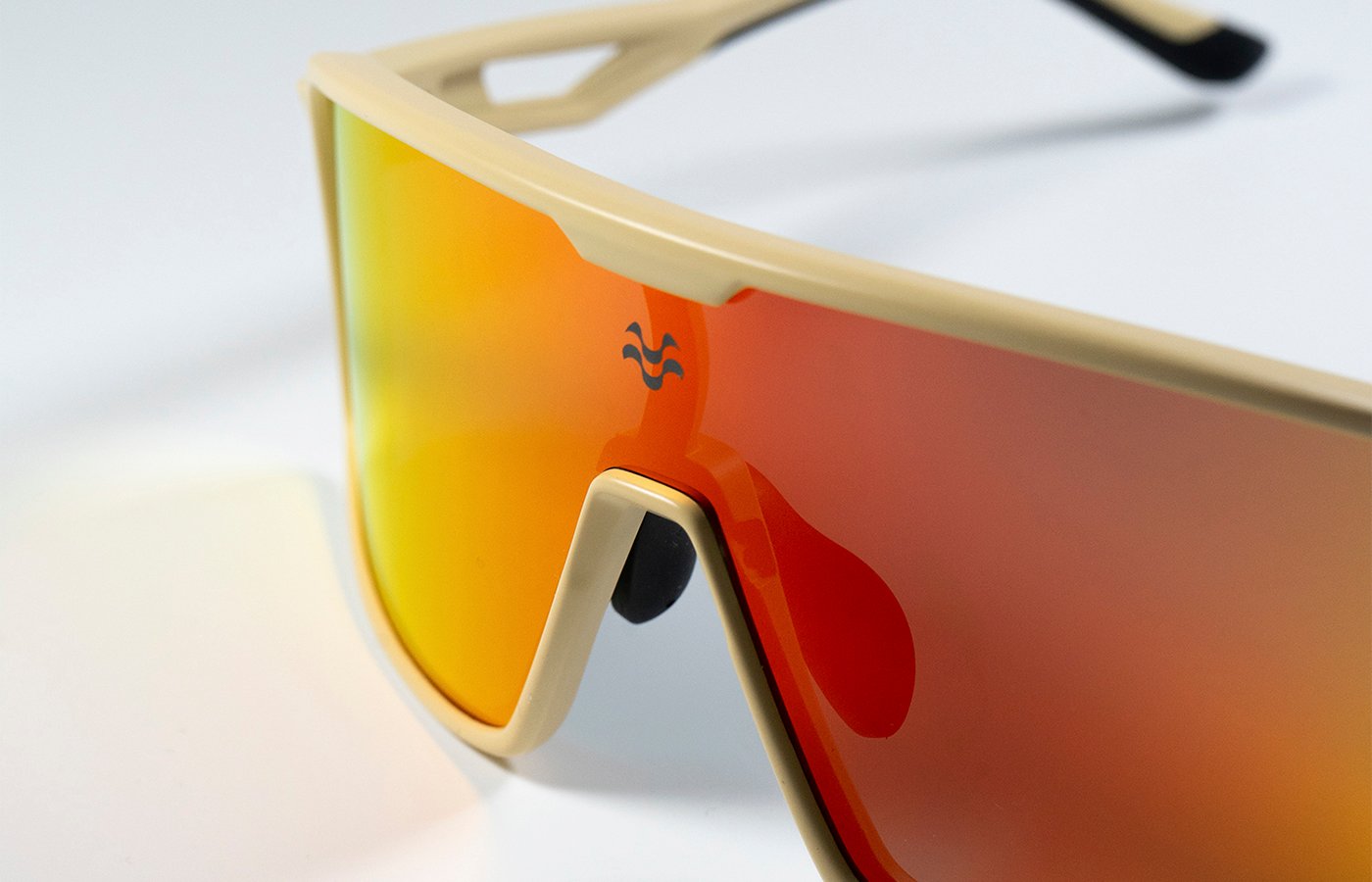 MOS Mallorca - Gafas de sol deportivas crema (lente espejo rojo fuego)