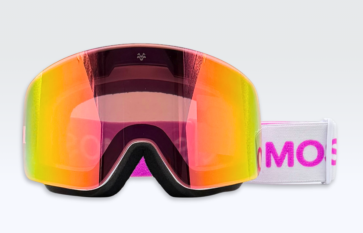 MOS Aitana Pink de frente: lente espejo en tonos rojo, naranja y dorado, espuma negra y correa blanca con letras fucsia