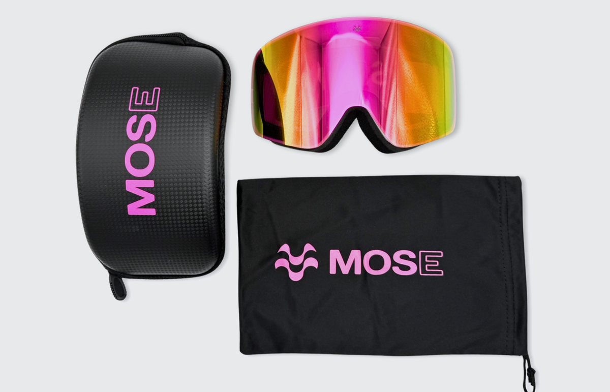 Máscara de esquí MOS Aitana Pink con su funda rígida y su funda de microfibra, negras con logotipo MOSE en rosa