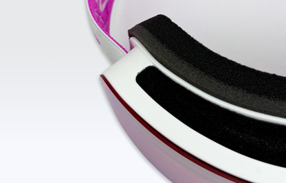 Detalle de la máscara MOS Aitana Pink: montura blanca, espuma interior negra y filo rojo de la lente espejo