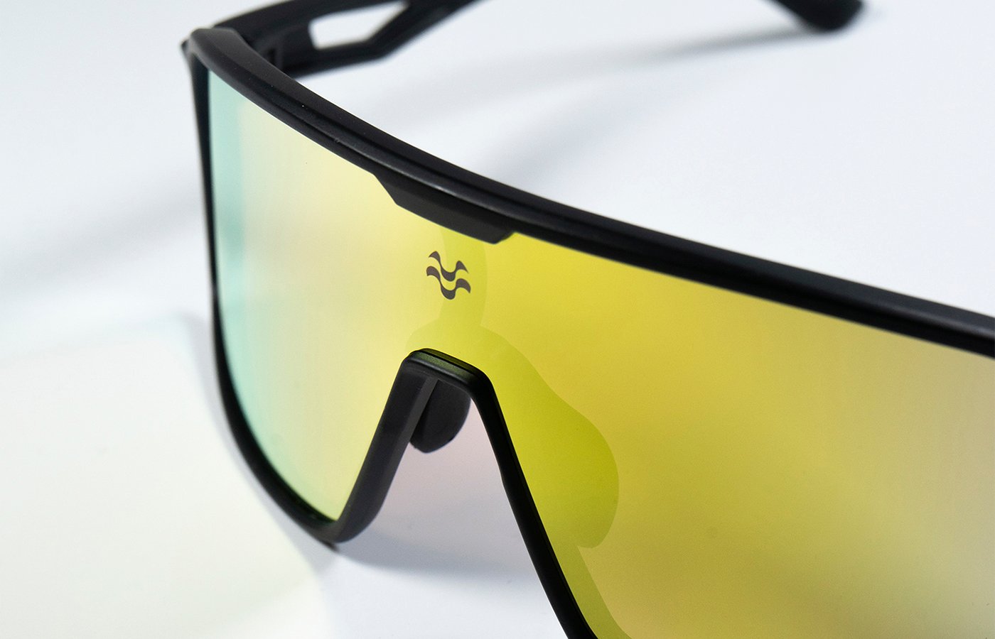 MOS Mallorca - Gafas de sol deportivas negras (lente espejo oro)