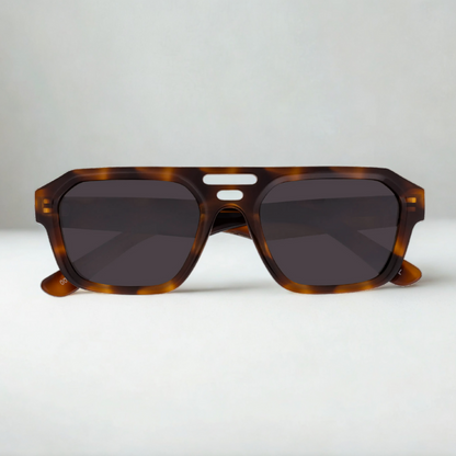 Gafas OPAL OWLET estilo carey con diseño angular moderno y lentes polarizadas categoría 3 UV, disponibles en Óptica Palmanova, Calvià
