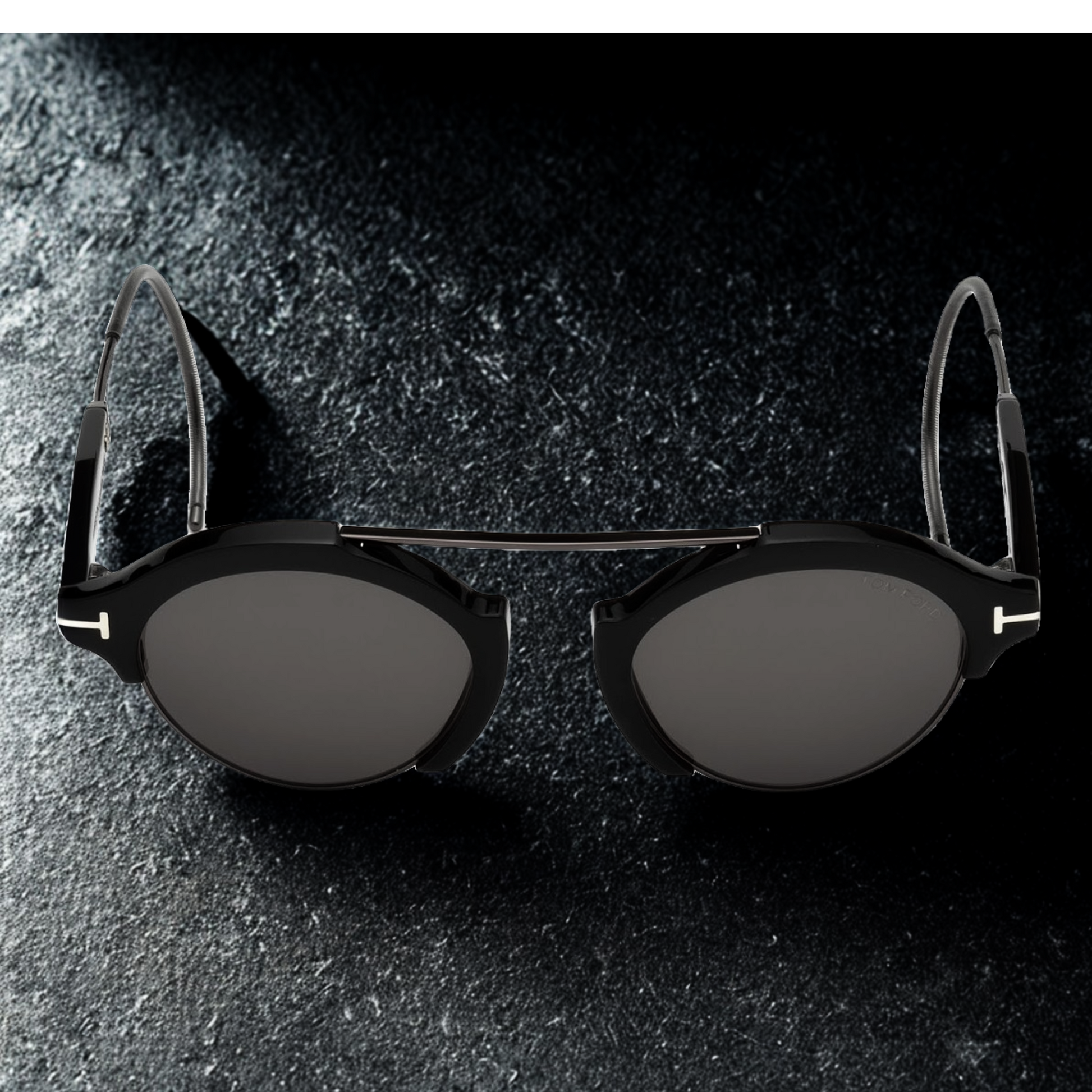 Gafas Tom Ford Farrah-02 FT0631 C49 01A de frente con fondo en color negro y gris, diseño redondo unisex con lentes grises y protección UV, disponibles en óptica de Calvià, Mallorca