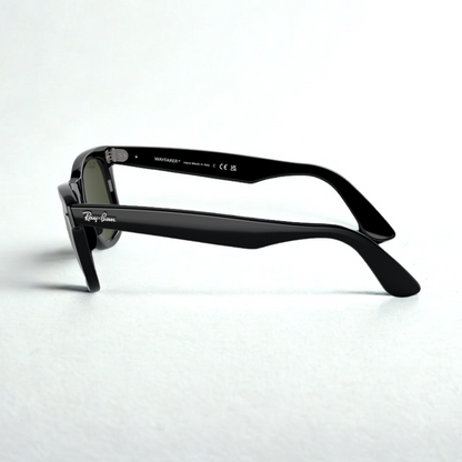 Perfil completamente lateral de gafas Ray-Ban RB2140 Wayfarer con montura de acetato negro y lentes verde G-15