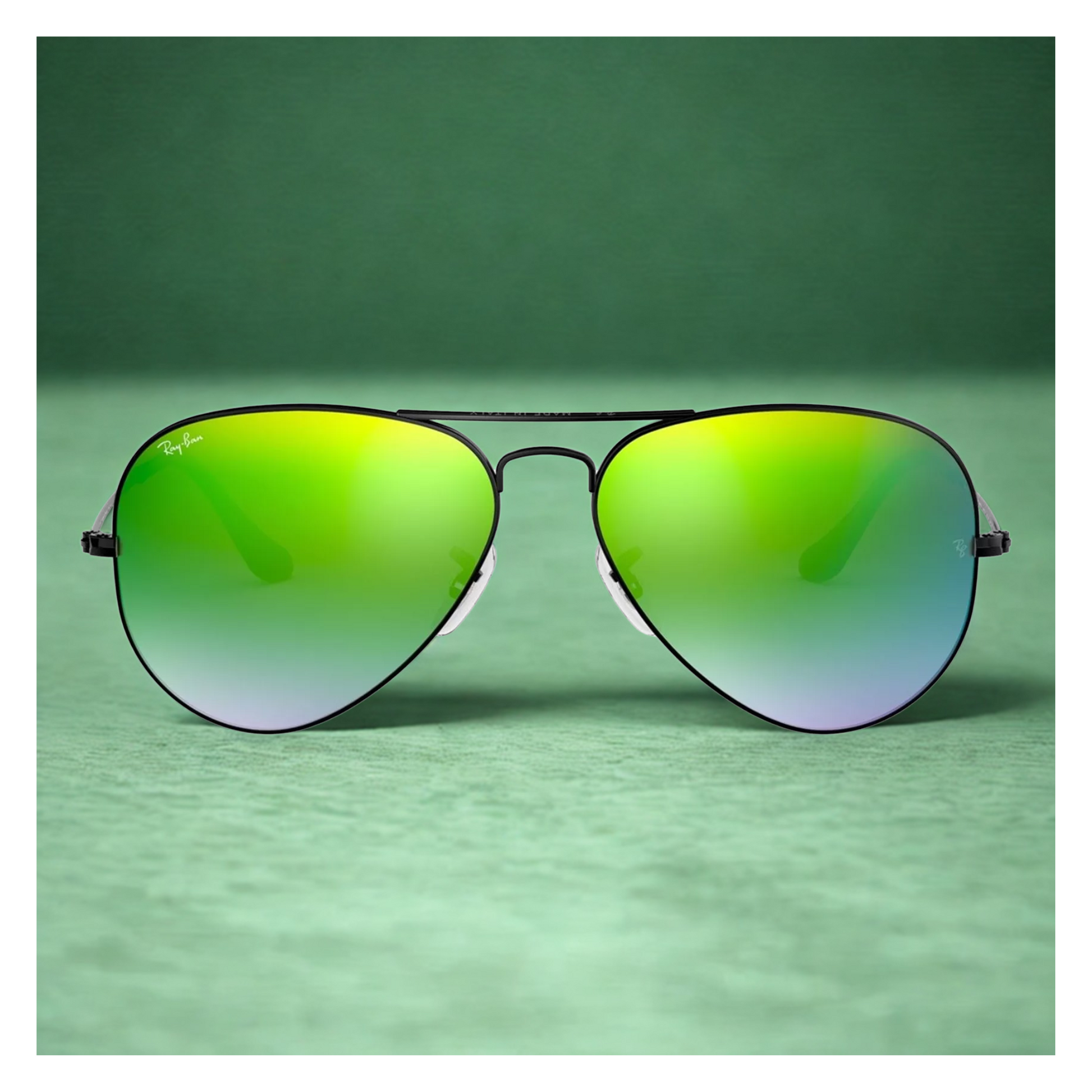 Ray-Ban RB3025 002/4J Aviator Large Metal con montura negra y lentes verde espejo degradado con fondo , diseño clásico aviador en Óptica Palmanova, Calvià
