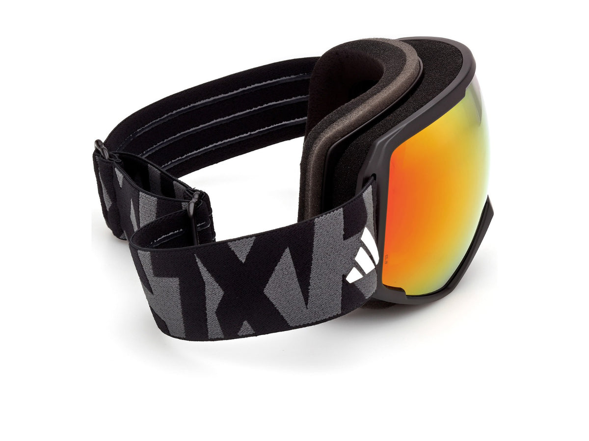adidas SP0121 02U depuis le côté droit : monture noire mate, mousse intérieure et sangle noire réglable avec imprimé gris