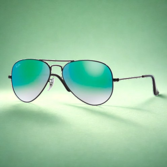 Vista lateral con fondo de Ray-Ban RB3025 Aviator Large Metal con doble puente y almohadillas nasales ajustables, lentes verde espejo UV400 en Calvià