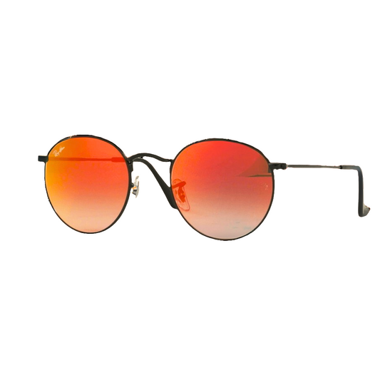Vista lateral de Ray-Ban RB3447 con varillas delgadas, terminales ergonómicos y lentes espejadas rojas, diseño retro en Calvià