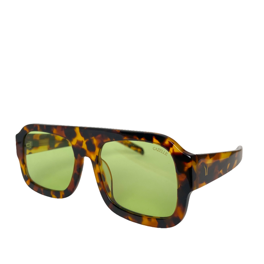 Vista lateral de gafas Gazelle Indómita Sol con diseño versátil y lentes verdes en Calvià
