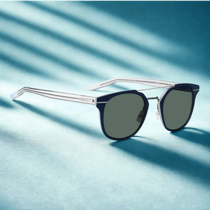 Vista lateral de las gafas Dior Homme AL13.5 PSP 85 de lado derecho a color con marco azul y varillas transparentes, estilo moderno y ligero, óptica en Calvià 