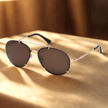 Vista lateral de las gafas Tom Ford Dickon FT0527 con montura de metal ultraligero con fondo  en color marrón mate, estilo refinado y ajuste cómodo, óptica en Calvià