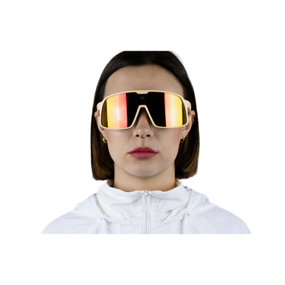 MOS Mallorca - Gafas de sol deportivas crema (lente espejo rojo fuego) – puestas