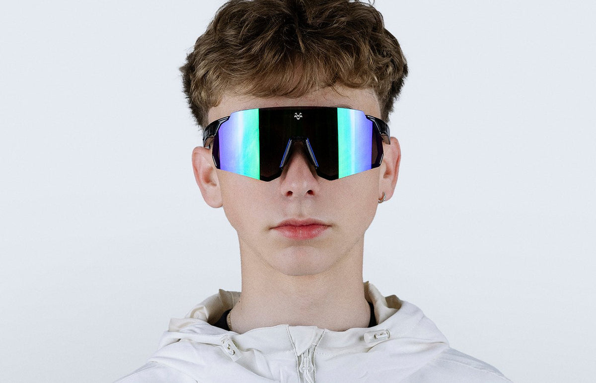 MOS Menorca - Gafas de sol deportivas gris (lente espejo azul) – puestas