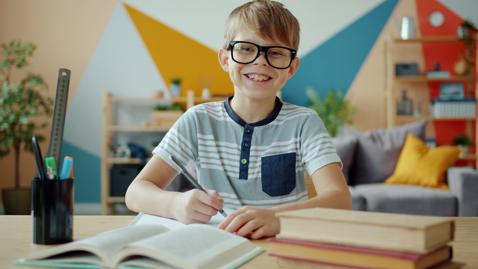Niño con gafas — Plan VEO